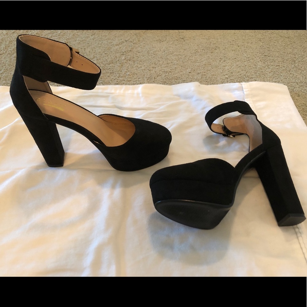 Black platform shoe